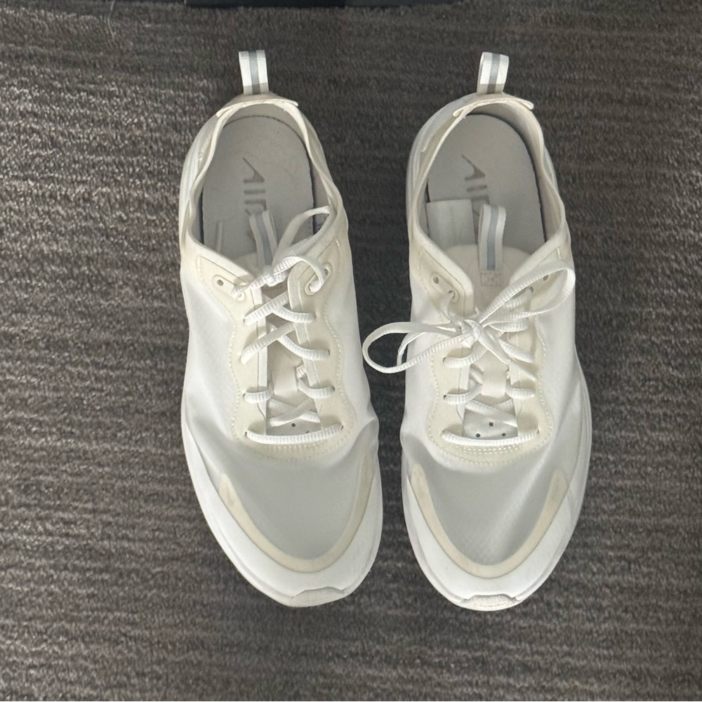 White Nike air max dia